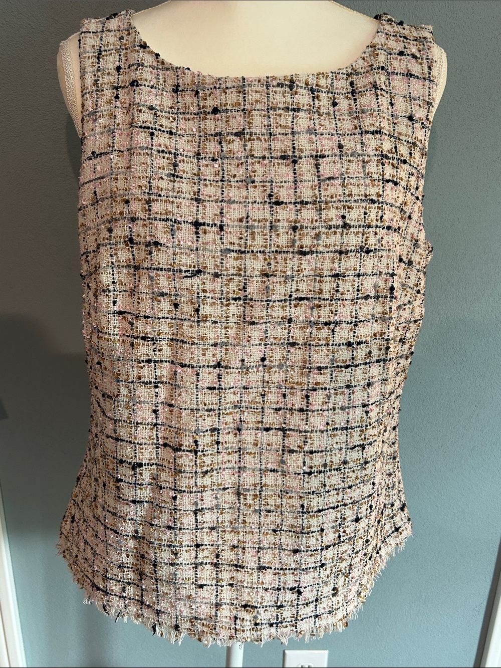 EUC Ann Taylor Lined Shell Beautiful colors with navy
Size 12 Frayed bottom